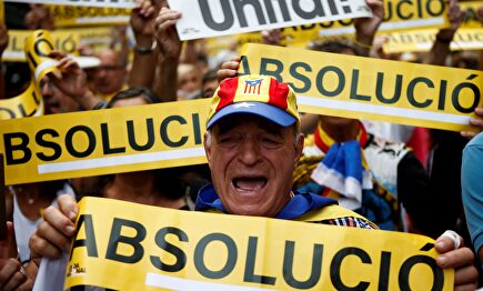 Manifestantes ante la consejería de Economía en el aniversario del 20S |  EFE