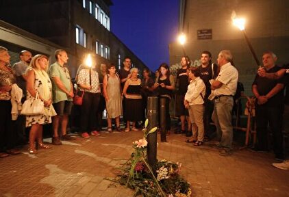 Los CDR homenajean al primer bolardo caído por la república catalana. |  Twitter