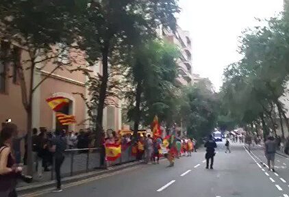 Un centenar de manifestantes frustra el acoso de los CDR a la Guardia Civil