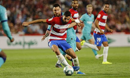 Messi presionando a un jugador del Granada. |  Cordon Press