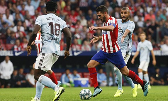 Koke circulando el balón presionado por Rafinha y Aidoo. |  Cordon Press