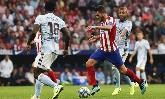 Koke circulando el balón presionado por Rafinha y Aidoo. |  Cordon Press
