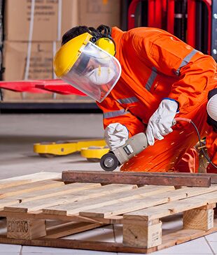 Trabajador en una industria | Pixabay/CC/voltamax