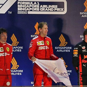 Sebastian Vettel, en el podio de Singapur junto a Leclerc y Verstappen. |  Cordon Press