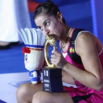 Carolina Marín con el trofeo conquistado ante Tai Tzu Ying |  Cordon Press