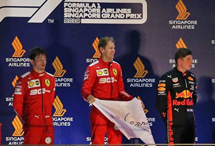 Sebastian Vettel, en el podio de Singapur junto a Leclerc y Verstappen. | Cordon Press