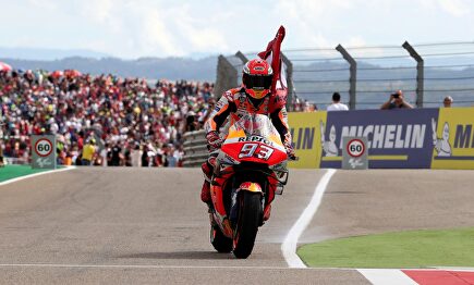 Marc Márquez celebra su victoria en el circuito Motorland de Alcañiz. |  EFE