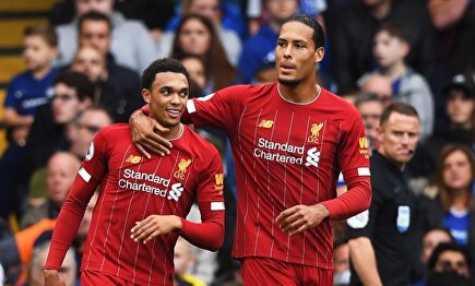Alexander-Arnold (i) celebra junto a Van Dijk su golazo al Chelsea. |  EFE