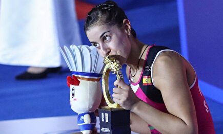 Carolina Marín con el trofeo conquistado ante Tai Tzu Ying |  Cordon Press