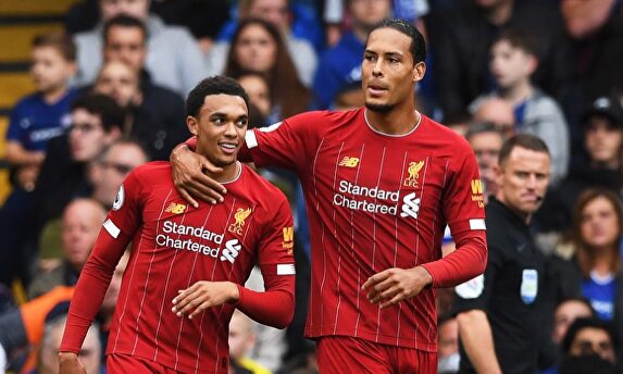 Alexander-Arnold (i) celebra junto a Van Dijk su golazo al Chelsea. |  EFE
