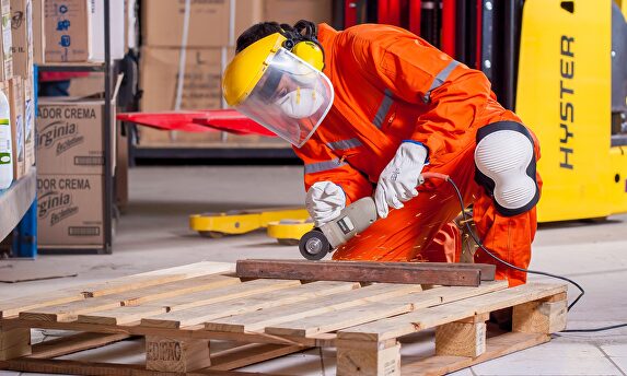 Trabajador en una industria | Pixabay/CC/voltamax