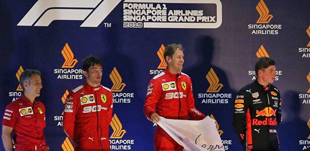 Sebastian Vettel, en el podio de Singapur junto a Leclerc y Verstappen. |  Cordon Press