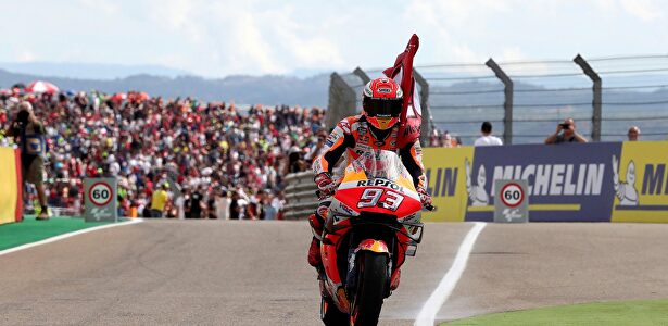 Marc Márquez celebra su victoria en el circuito Motorland de Alcañiz. |  EFE