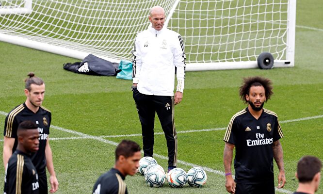 Zinedine Zidane, dirigiendo un entrenamiento del Real Madrid. |  Archivo