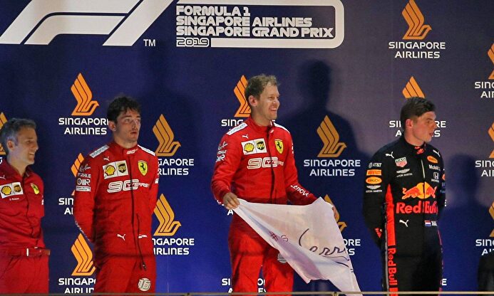 Sebastian Vettel, en el podio de Singapur junto a Leclerc y Verstappen. |  Cordon Press