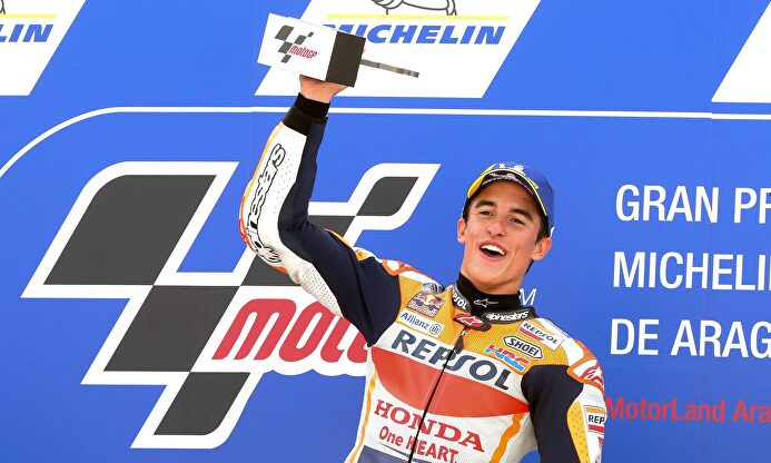 Marc Márquez celebra su victoria en el GP de Aragón. |  EFE