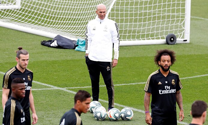 Zidane dirige un entrenamiento del Real Madrid en Valdebebas. |  EFE