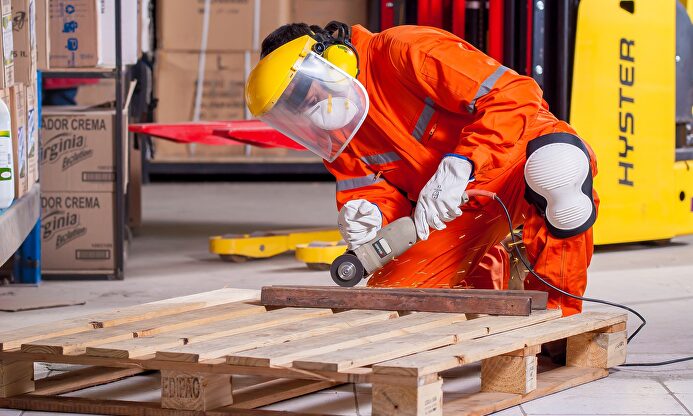 Trabajador en una industria | Pixabay/CC/voltamax