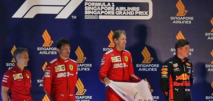 Sebastian Vettel, en el podio de Singapur junto a Leclerc y Verstappen. |  Cordon Press