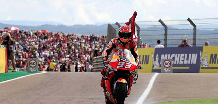 Marc Márquez celebra su victoria en el circuito Motorland de Alcañiz. |  EFE