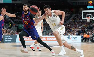 Deck (14) trata de desbordar a Mirotic (33) |  ACB Photo