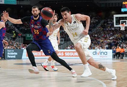 Deck (14) trata de desbordar a Mirotic (33) |  ACB Photo