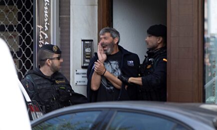 Agentes de la Guardia Civil acompañan a uno de los nueve detenidos |  EFE