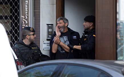 Agentes de la Guardia Civil acompañan a uno de los nueve detenidos |  EFE