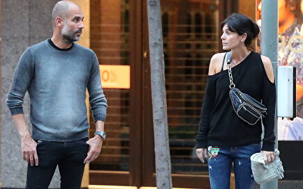 Pep Guardiola y Cristina Serra por las calles de Mánchester |  Gtres
