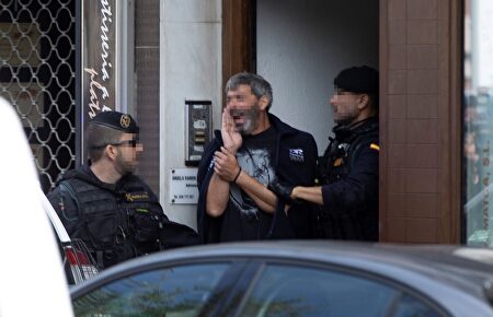 Agentes de la Guardia Civil acompañan a uno de los nueve detenidos |  EFE