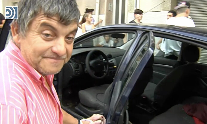 Final feliz para Francisco y su hijo tras vivir dos años en un coche: sus vecinos echan a los okupas