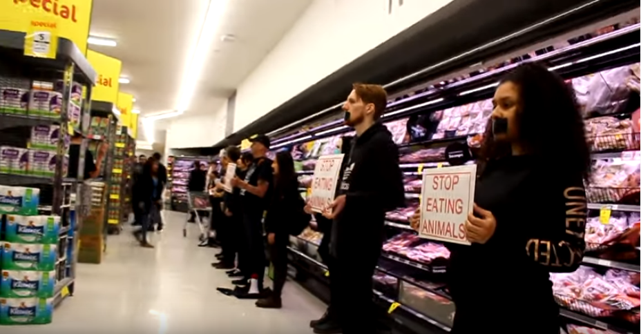 Activistas veganos protestaron dentro de un establecimiento australiano provocando escenas de tensión entre los compradores.