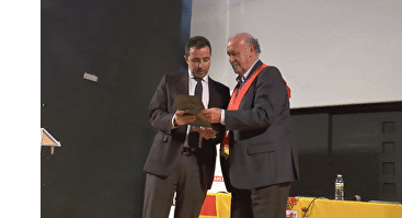 Vicente del Bosque recibe el galardón de manos del alcalde de Calanda, Alberto Herrero |  Imagen TV