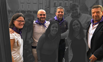 A la izquierda, Esther Marco Tejón, hermana de Israel Marco Tejón (con camisa blanca a su izquierda), ha dimitido |  Ciudadanos