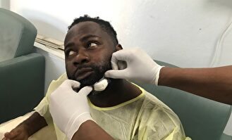 El fotógrafo haitiano Chery Dieu-Nalio, herido por un senador. |  EFE