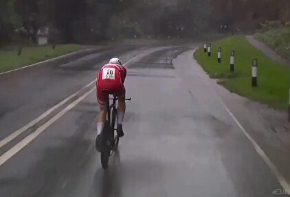 ¿Ciclismo o natación? Increíbles caídas en los Mundiales de Yorkshire