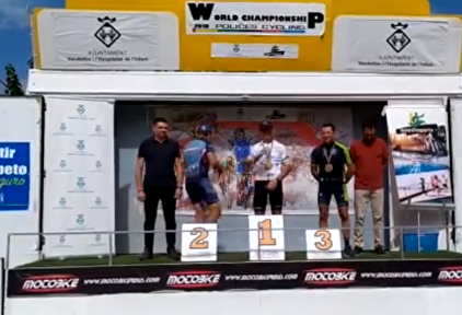 Un mosso d'esquadra abandona el podio al escuchar el himno español