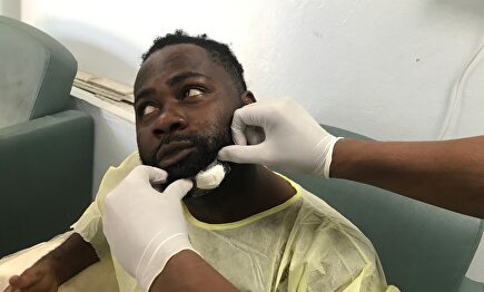 El fotógrafo haitiano Chery Dieu-Nalio, herido por un senador. |  EFE