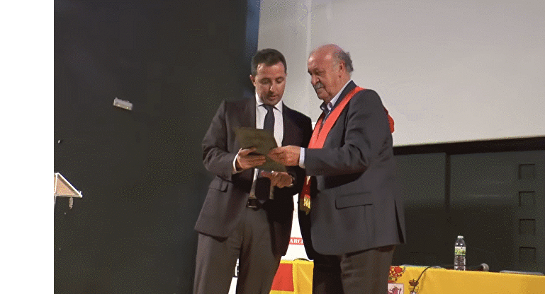 Vicente del Bosque recibe el galardón de manos del alcalde de Calanda, Alberto Herrero |  Imagen TV