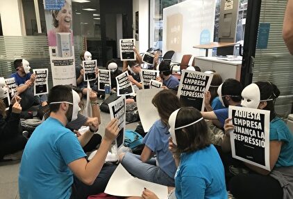 Protesta separatista ante La Caixa. |  Twitter