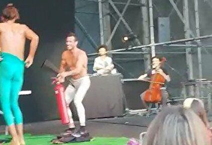 Colau permite un número con 'striptease' en un espectáculo para niños