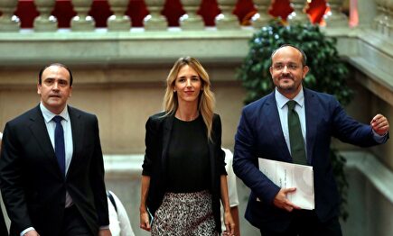 Cayetana Álvarez de Toledo con los diputados del PPC Daniel Serrano y Alejandro Fernández en el 'Parlament'. |  EFE