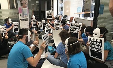 Protesta separatista ante La Caixa. |  Twitter