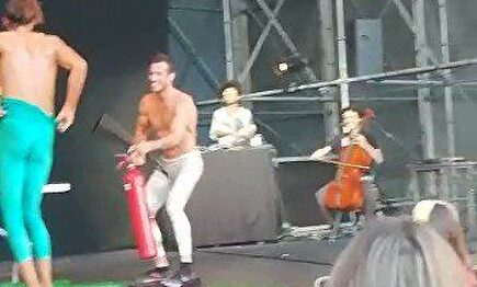 Colau permite un número con 'striptease' en un espectáculo para niños