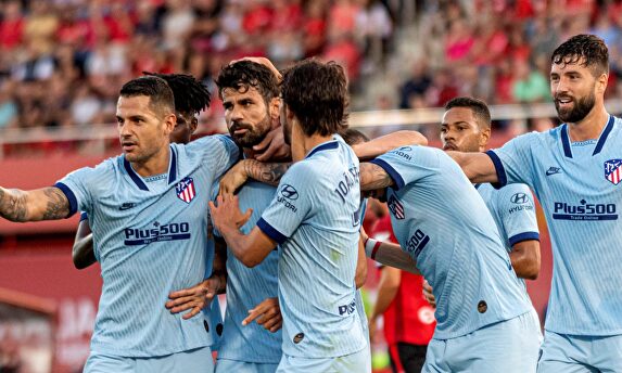 El Atlético felicita a Diego Costa por un gol ante el Mallorca. | EFE
