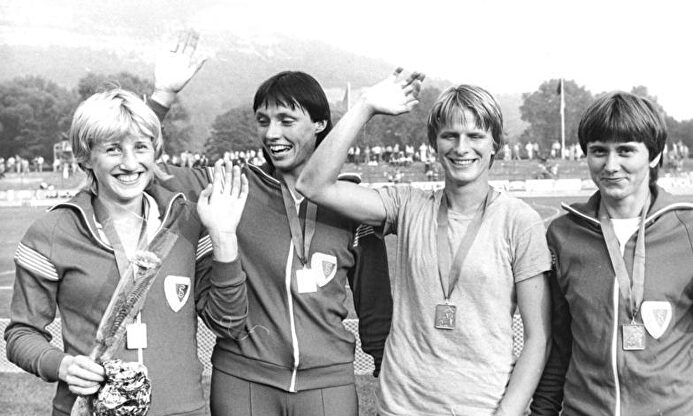 Ines Geipel (izqda) junto a Bärbel Wöckel, Ingrid Auerswald y Marlies Göhr, tras el récord del mundo del 4x100 por equipos. |  Wikipedia