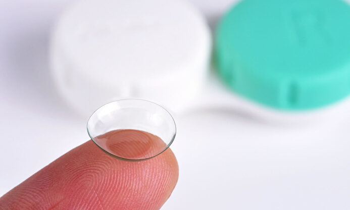 Unas lentillas |  Alamy