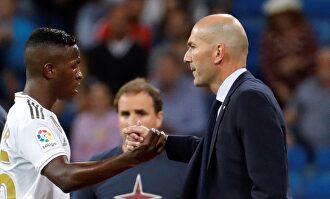 Zidane y Vinicius, durante el partido ante Osasuna. |  EFE
