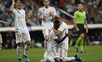 Vinicius en un partido con el Real Madrid rodeado de sus compañeros. |  Cordon Press