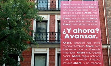 Cartel propagandístico en la sede del PSOE de la calle Ferraz de Madrid | PSOE